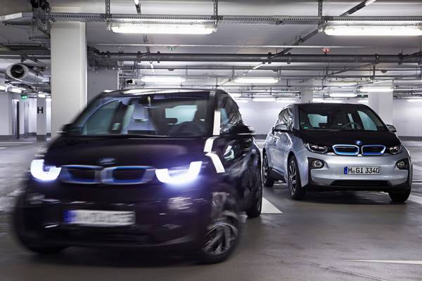 BMW оборудует свои автомобили системой автономной парковки - фото