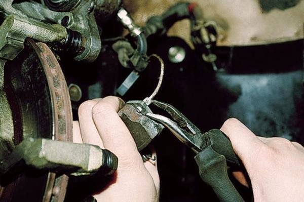 Как заменить передние и задние тормозные колодки на ВАЗ 2110
