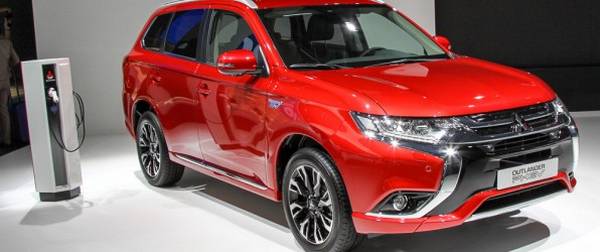 Компания Mitsubishi объявила о старте европейских продаж нового Outlander PHEV с фото