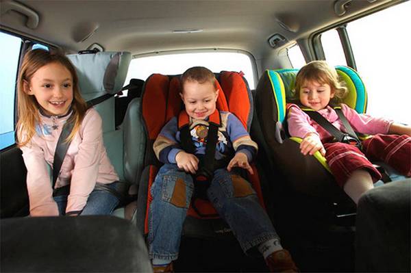 Где самое безопасное место в автомобиле для ребенка с фото
