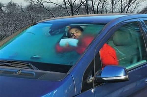 Почему запотевает лобовое стекло в автомобиле, причины и средства от запотевания стекол с фото