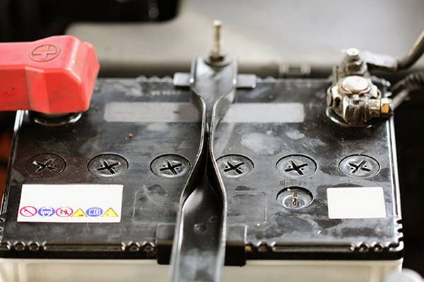 Правильная зарядка аккумулятора автомобиля от генератора и зарядного устрой ... - фото